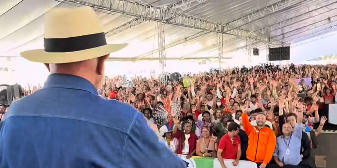 Em Minas Novas, presidente anunciou a construção de 249 escolas voltadas a comunidades indígenas e quilombolas (Reprodução)