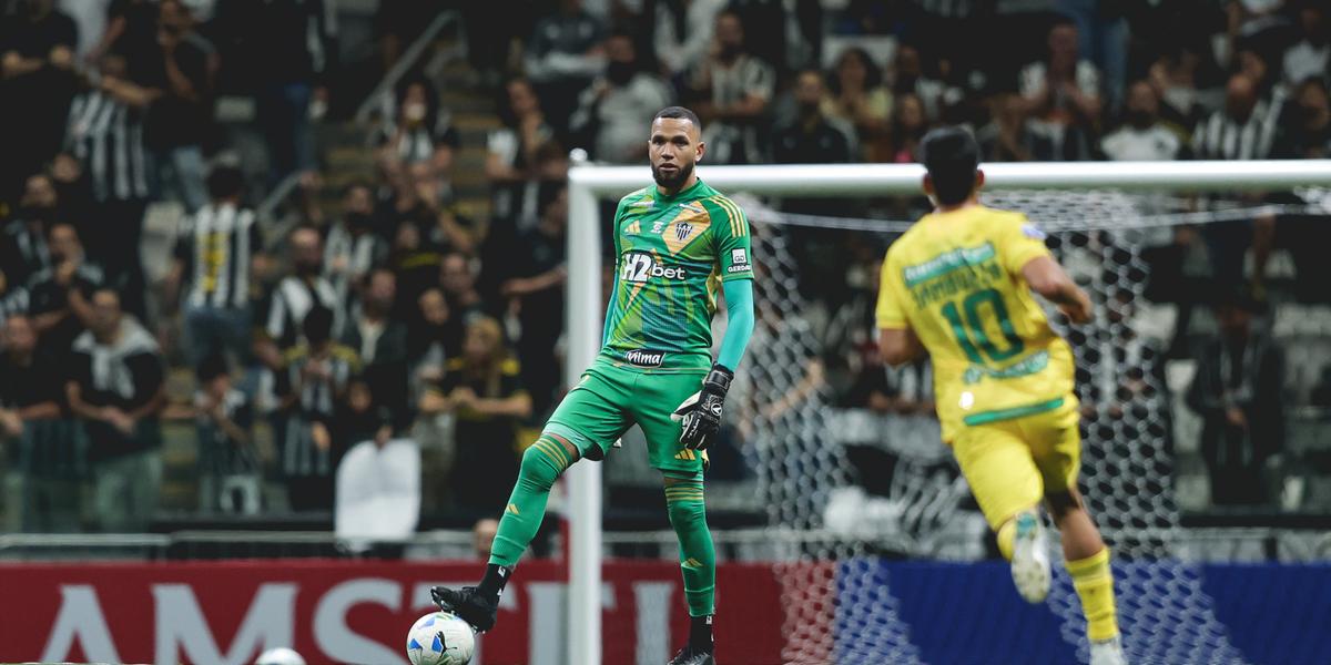 Goleiro atleticano pegou dois p~enaltis e fez o da vitória (Pedro Souza)