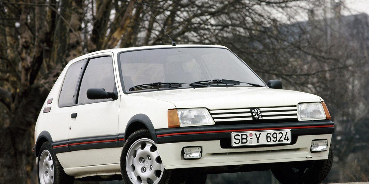 Peugeot 205 GTI era leve, rápido e arisco, que se destacava pelo preço acessível, diferentemente de esportivos alemães e britânicos (Peugeot/Divulgação)