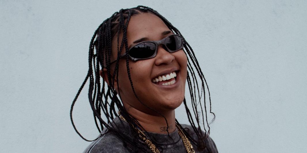 Clara Lima deu seus primeiros passos DV Tribo, mas antes disso a rapper já chamava a atenção pela qualidade de suas rimas nas batalhas no Duelo de MC's (@porbtriz)