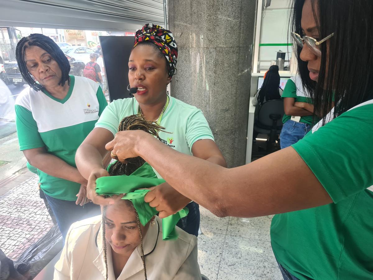 Professora e alunas do curso de turbante no Sistema Divina Providencia (Sistema Divina Providencia?Divulgação)