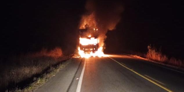 Incêndio ocorreu na rodovia BR-354, próximo a Córrego Danta (Bombeiros/Divulgação)