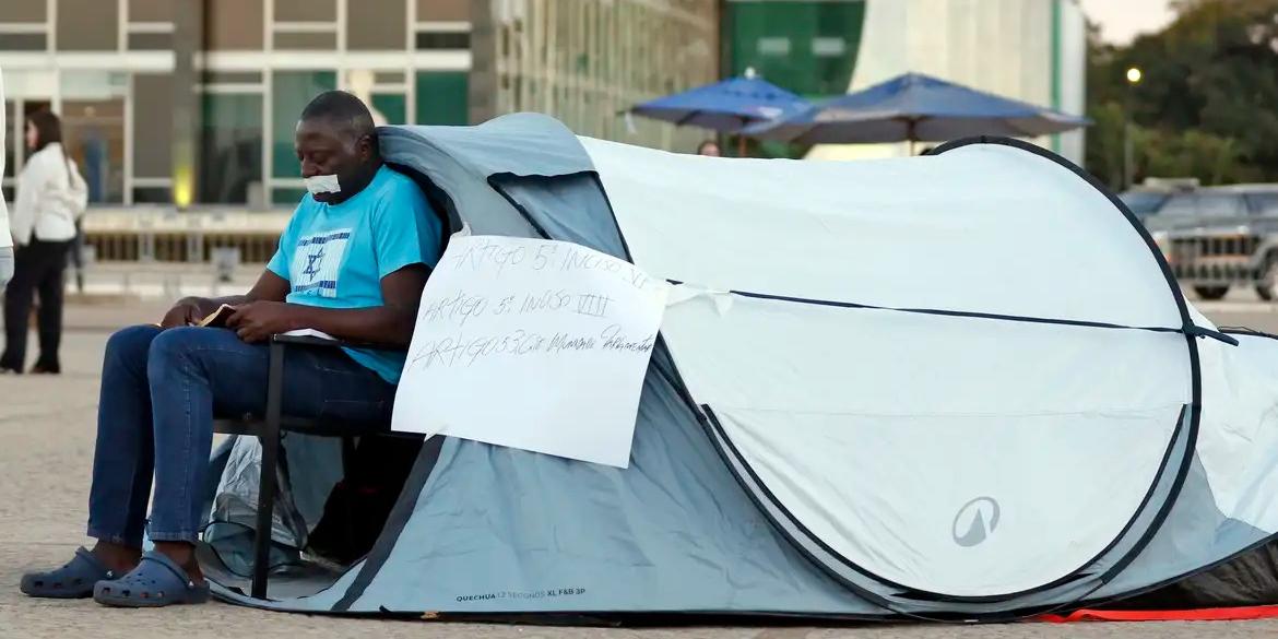 Deputado Hélio Lopes faz acampamento com uma barraca em protesto na Praça dos Três Poderes em frente ao STF (Bruno Peres/Agência Brasil)