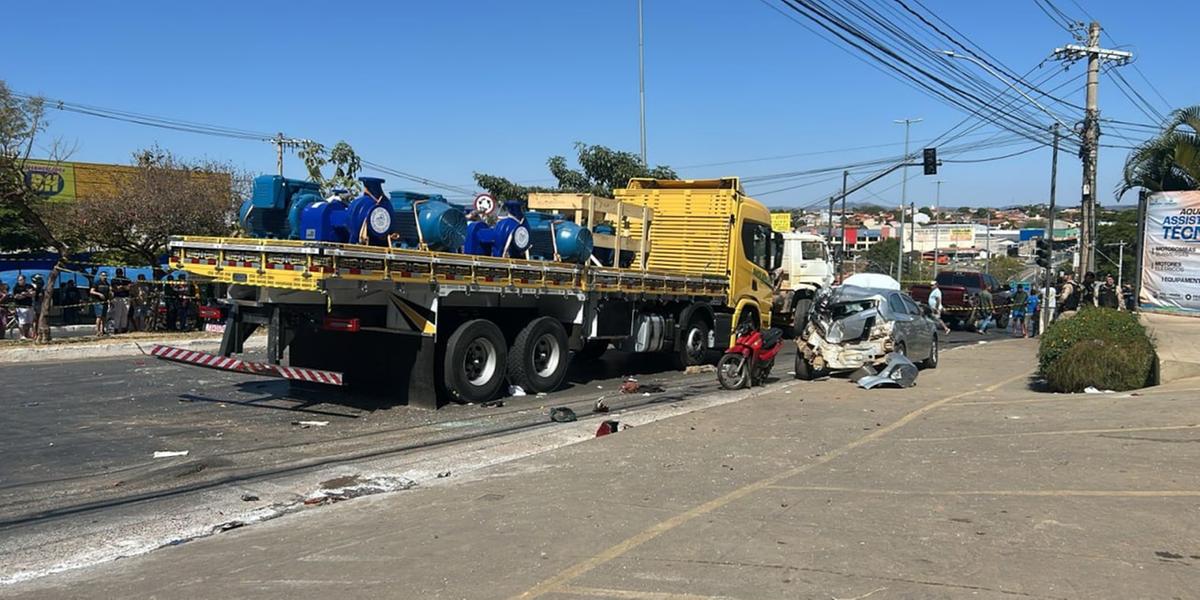 Engavetamento ocorreu na avenida Governador Magalhães Pinto, no bairro Interlagos (Bombeiros/Divulgação)