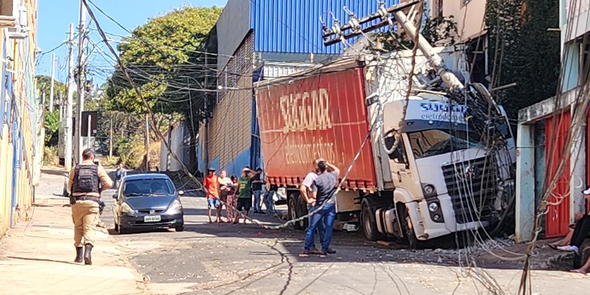 Acidente ocorreu na rua dos Moicanos (Maurício Vieira)