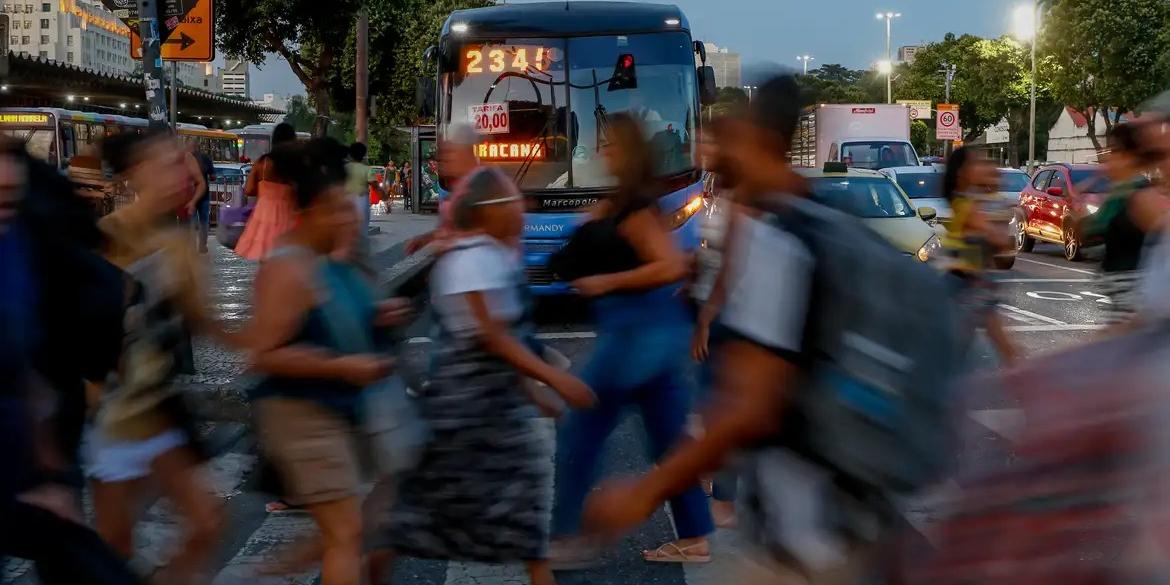 Trabalhadores em deslocamento de volta para casa na região da Central do Brasil (Fernando Frazão/Agência Brasil)