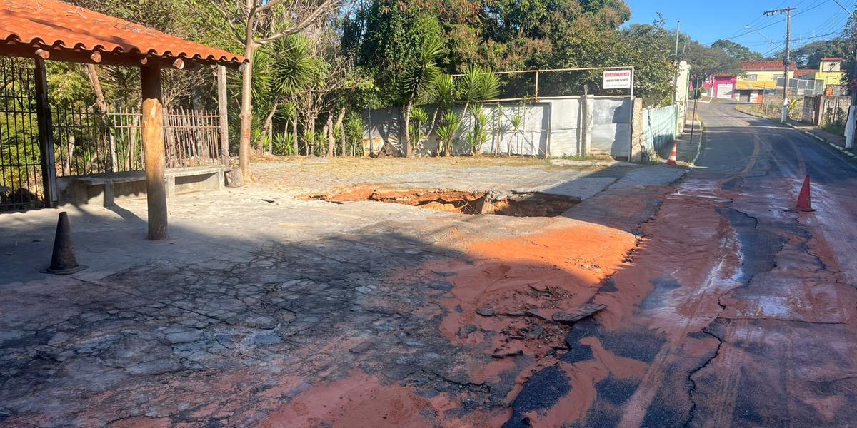 Adutora da Copasa se rompeu na Rua Bonfim, no Centro Histórico da cidade (Renato Fonseca)