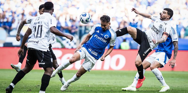 Eduardo começou jogando no time celeste na partida contra o Ceará (Gustavo Aleixo/Cruzeiro)