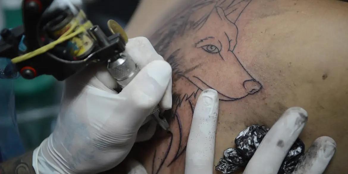 Uso foi liberado apenas em "procedimentos anestésicos destinados a viabilizar a tatuagem com indicação médica para reconstrução", como a pigmentação da aréola mamária após cirurgia de retirada das mamas, em mulheres que passaram por tratamento de câncer de mama (Fabio Rodrigues Pozzebom/Agência Brasil)