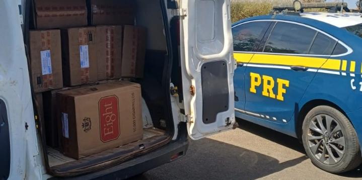 Suspeito relatou que havia embarcado a carga irregular com 1.250 pacotes no interior de São Paulo (Divulgação / PRF)