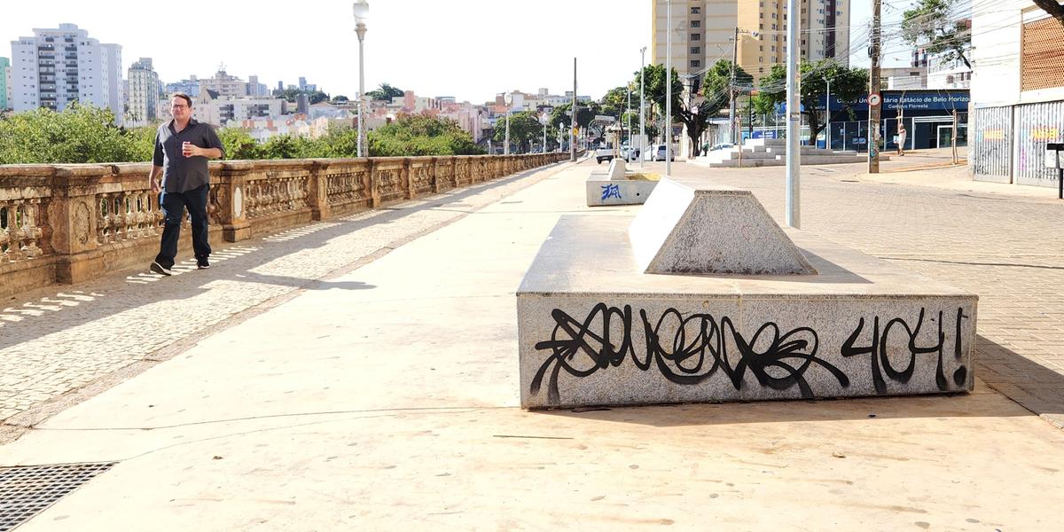 Cinco meses após revitalização, rua Sapucaí tem pichações e danos ao patrimônio público (Maurício Vieira/Hoje em Dia)