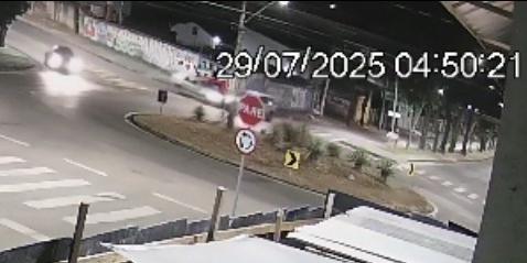 Acidente ocorreu em um cruzamento no bairro Santa Amélia, na Pampulha (Reprodução/ Redes Sociais)