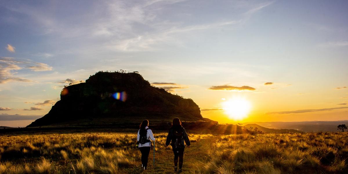 Em busca de respiro, muitas pessoas têm recorrido a experiências que favorecem pausas, silêncio e reconexão. O contato com a natureza, longe da rotina acelerada e das telas, tem sido um desses caminhos (Divulgação/VaiViver)