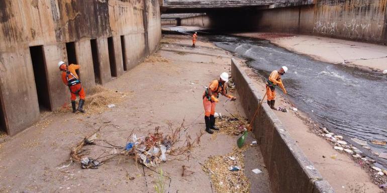 Limpeza no Ribeirão Arrudas envolve garis treinados em rapel para descer cerca de sete metros até o leito e recolher toneladas de resíduos (Divulgação/PBH)
