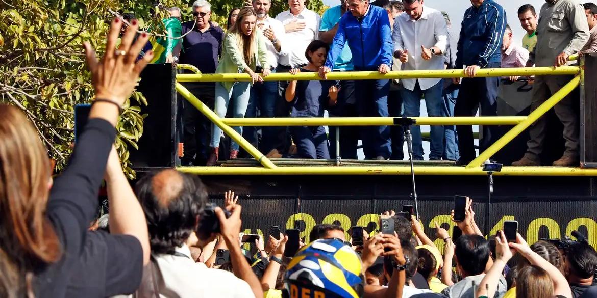 Em cima do trio elétrico, Bolsonaro foi acompanhado por aliados políticos como o filho Flávio Bolsonaro, a vice-governadora do Distrito Federal, Celina Leão, e a ex-primeira-dama Michelle Bolsonaro (Bruno Peres/Agência Brasil)