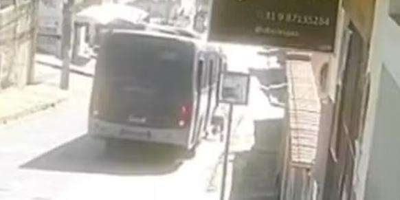 Câmera de segurança flagrou o momento do acidente fatal no bairro do Mineirão (Reprodução/Vídeo)