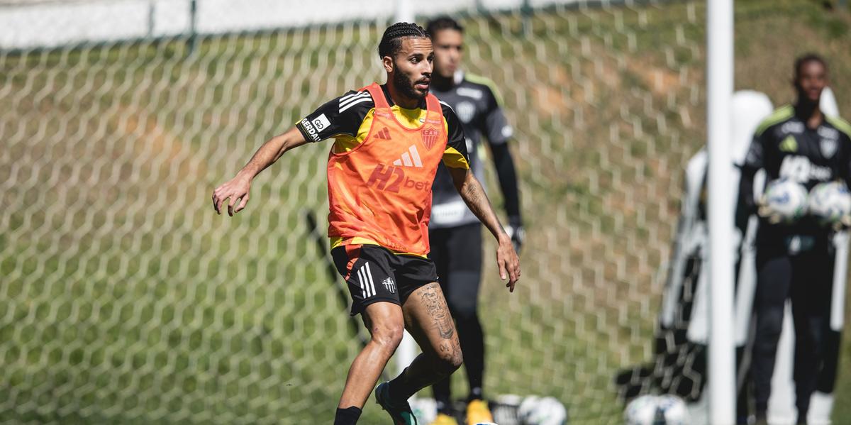 Alexsander fez o primeiro treino com os novos companheiros (Foto: Pedro Souza / Atlético)