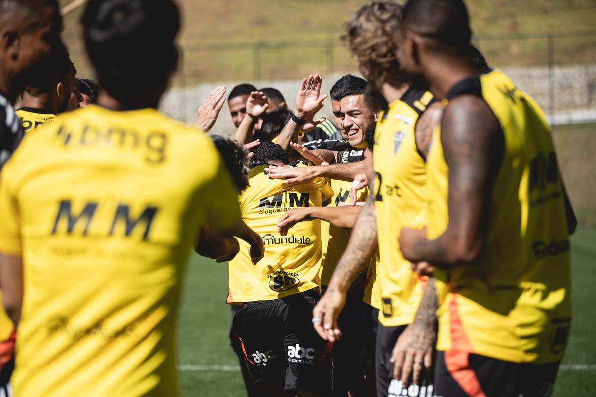 Alexsander sofreu o trote dos companheiros antes so primeiro treino (Pedro Souza)