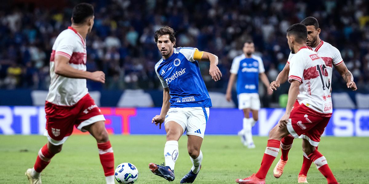 Cruzeiro parou na forte marcação do CRB (Foto: Gustavo Aleixo/Cruzeiro)