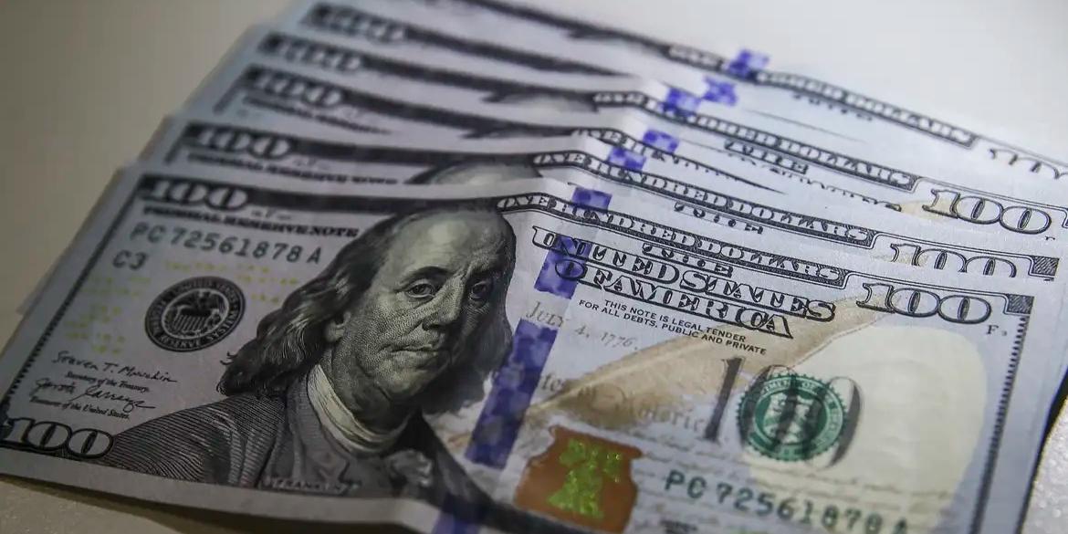 Em linha com o exterior, o dólar voltou a ganhar força e aproximar-se de R$ 5,60, com o euro voltando a cair para menos de R$ 6,40. A bolsa de valores subiu quase 1% e aproximou-se dos 134 mil pontos (Valter Campanato/Agência Brasil)