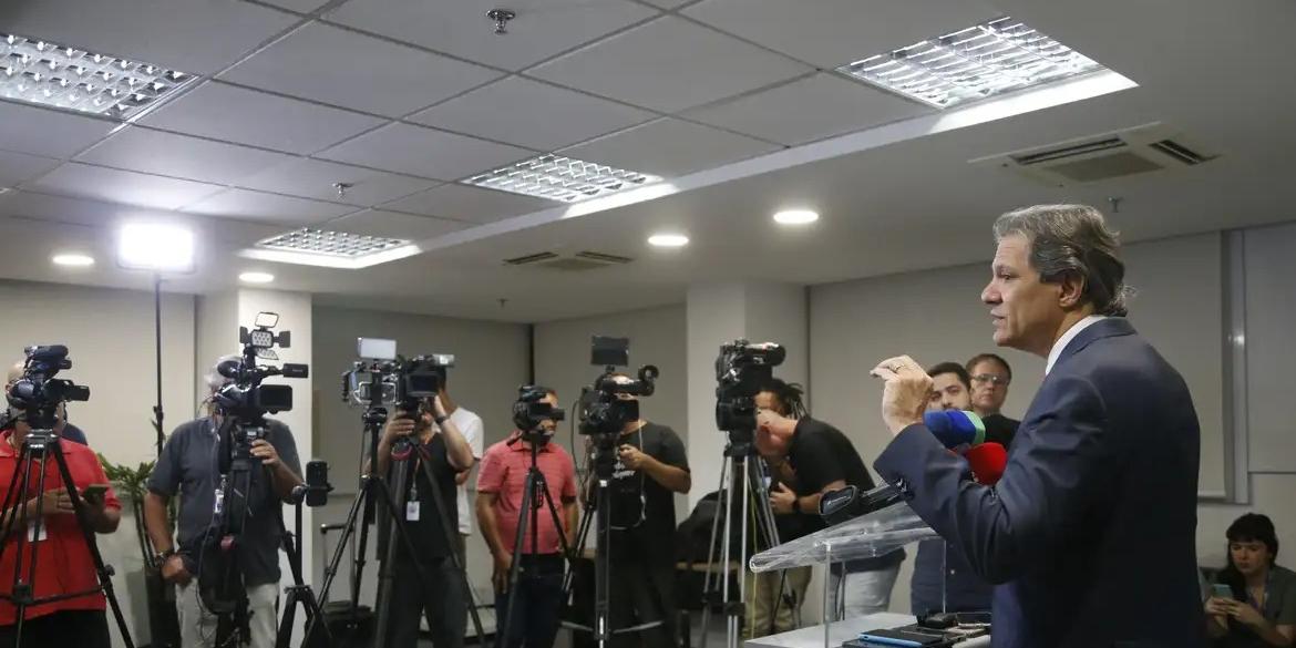 “Nós estamos em um ponto de partida mais favorável do que se imaginava. Mas longe do ponto de chegada. Há muita injustiça nas medidas que foram anunciadas ontem”, esclareceu Haddad (Paulo Pinto/Agência Brasil)