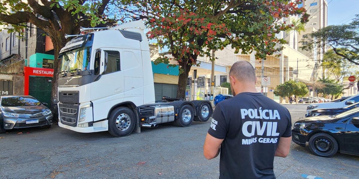Caminhão usado pela quadrilha para transporte de combustível roubado foi apreendido durante a Operação Tanque, deflagrada nesta quinta-feira (31) em Minas Gerais (Maurício Vieira/Hoje em Dia)