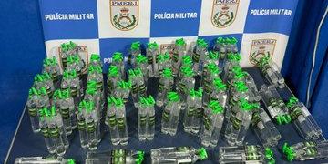 Ao todo, 196 frascos de lança-perfume, que tinham BH como destino, foram apreendidos na rodoviária do Rio (Divulgação/ PMERJ)