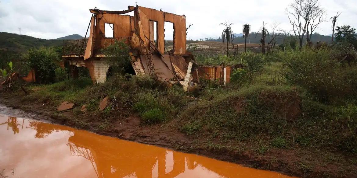 Ruínas em Bento Rodrigues, distrito de Mariana (José Cruz/Arquivo Agência Brasil)