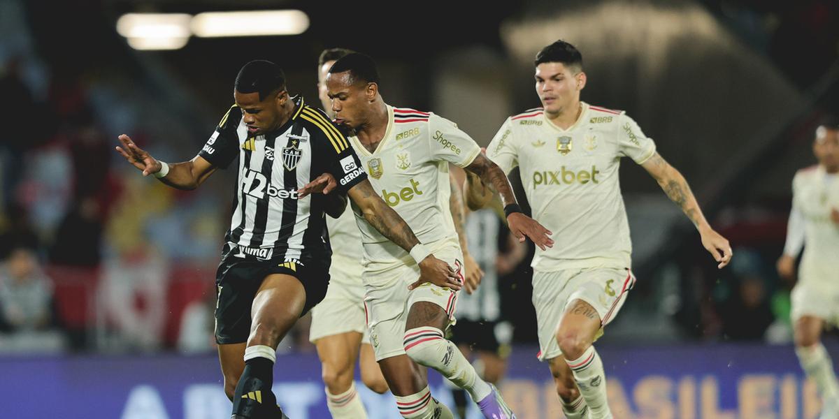 Junior Santos perseguido pelo arsenal Rubro-negro (Foto: Pedro Souza / Atlético)