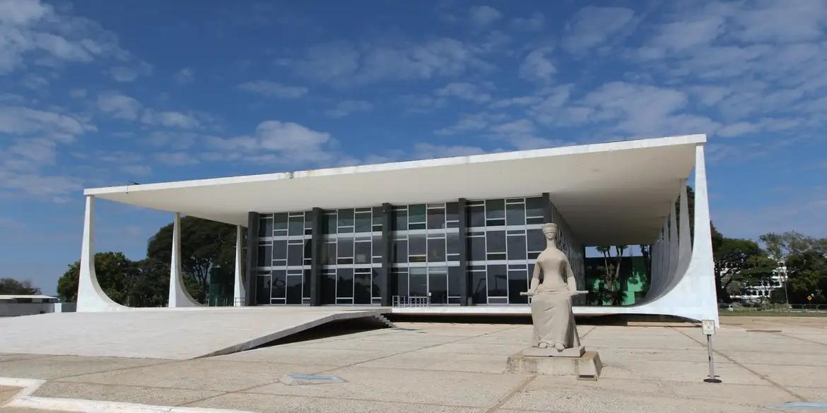Além do próprio Moraes, o presidente da Corte, Luís Roberto Barroso, e o decano, Gilmar Mendes devem se pronunciar (Fabio Rodrigues Pozzebom/Agência Brasil)