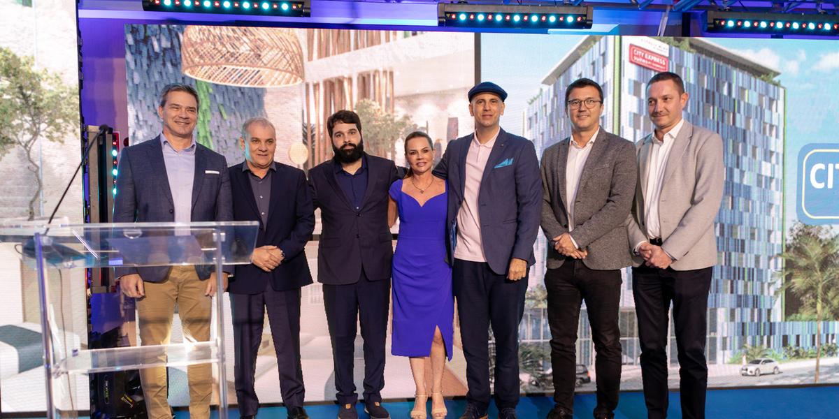 Representantes da Marriott International e da Fábrica de Hotéis durante o anúncio da parceria, celebrado no The Westin Porto de Galinhas, com previsão de inaugurar 30 unidades City Express by Marriott no Nordeste até 2039 (Divulgação)