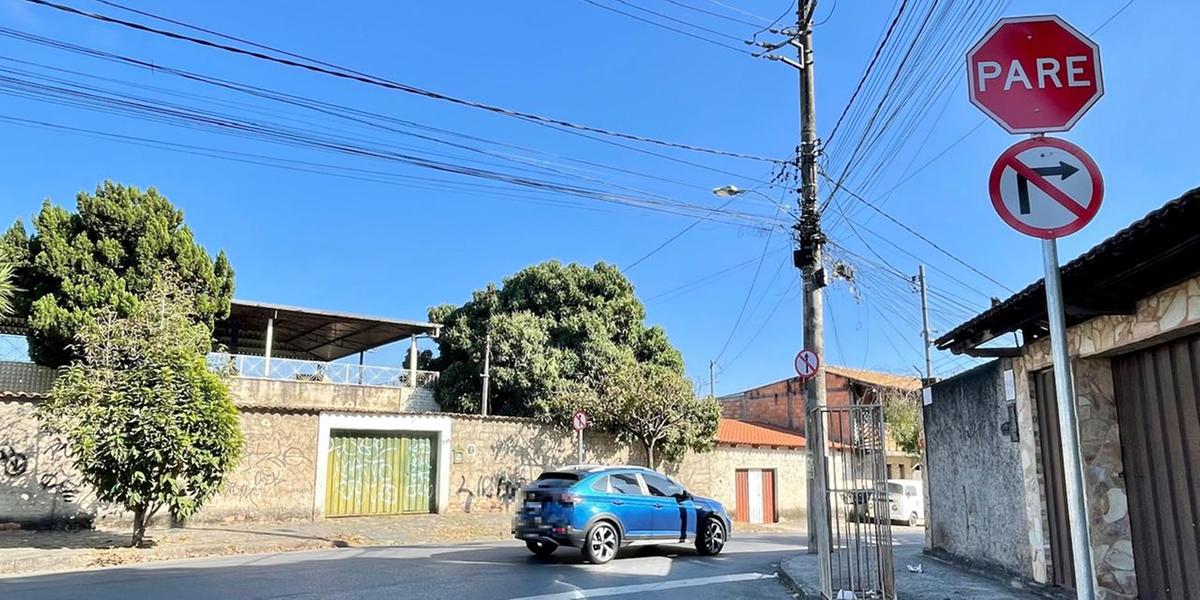O Hoje em Dia foi até a rua Ajair de Almeida Costa e flagrou diversos motoristas dirigindo na contramão (Valéria Marques/ Hoje em Dia)