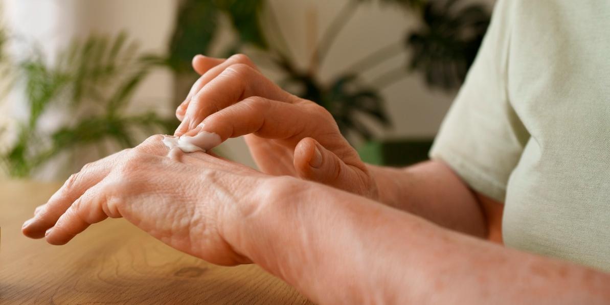 Pele do idoso é naturalmente mais frágil devido à queda na produção de colágeno na derma – a camada média da pele - e ao afinamento da epiderme (Imagem de Freepik)