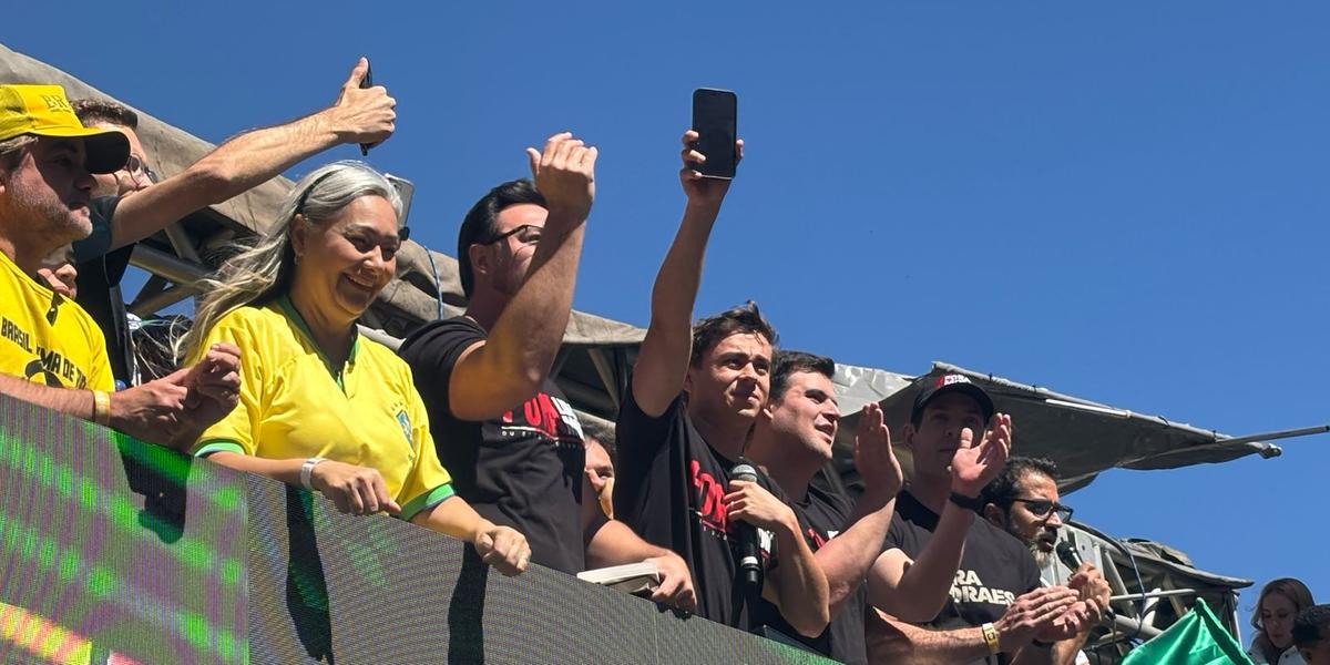 Deputado faz videochamada com Bolsonaro em ato na Praça da Liberdade (Bernardo Haddad)