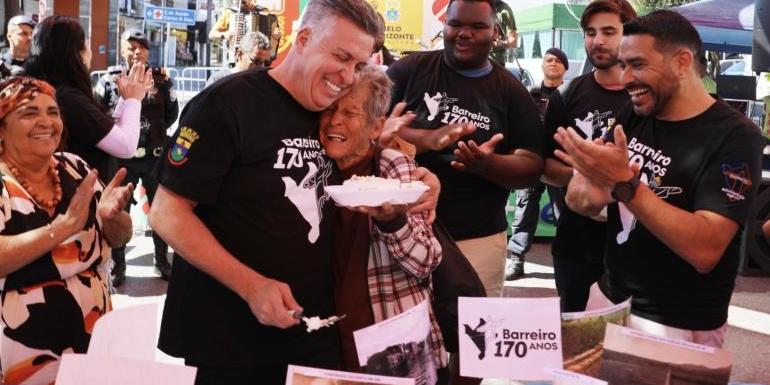 Damião 'partiu' o bolo de celebração dos 170 anos do Barreiro (Divulgação/ PBH)
