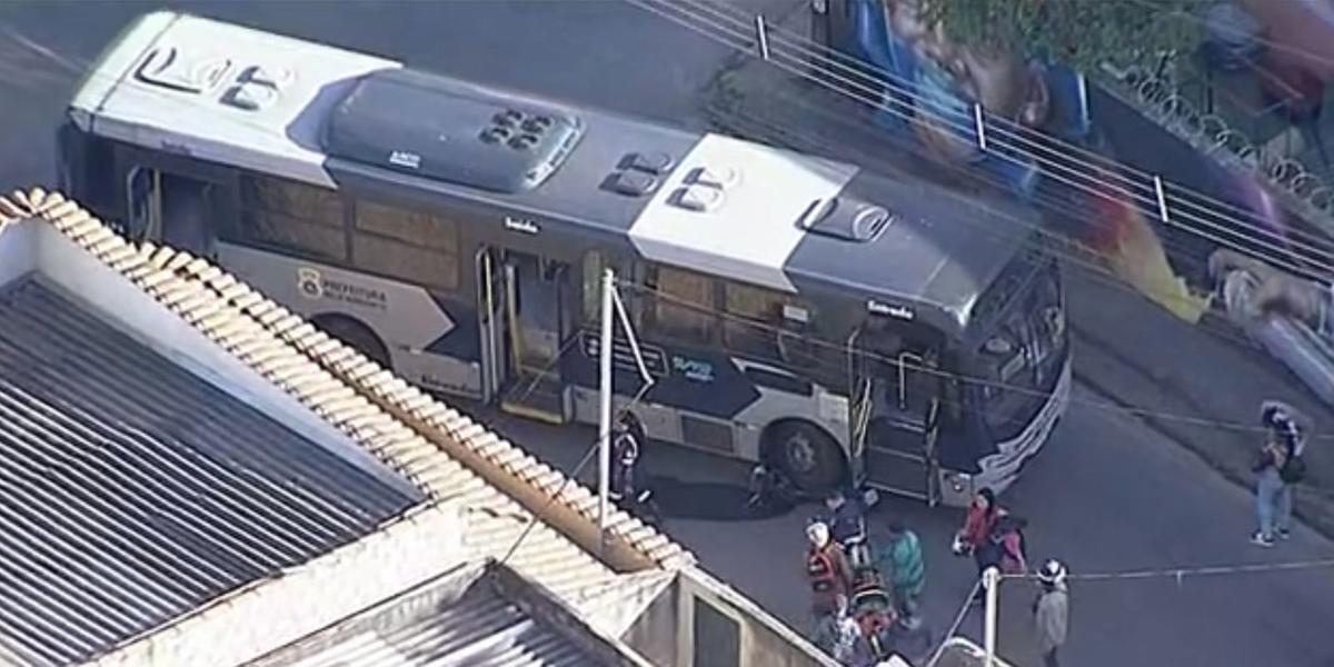 Acidente trava o trânsito no bairro Paulo VI, região Nordeste de BH (Reprodução/ TV Globo)