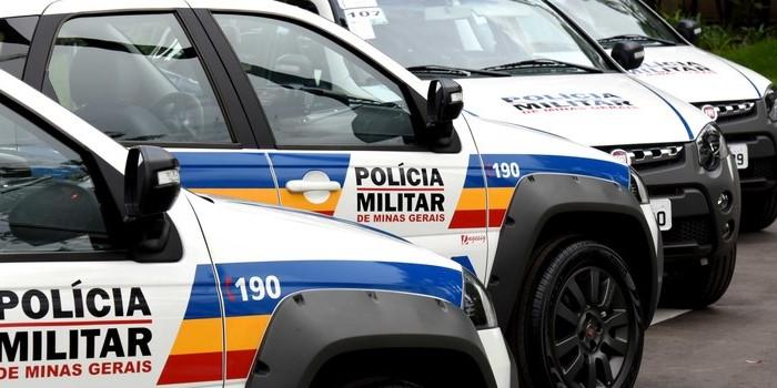 Militares localizaram uma arma de fogo escondida debaixo da cama, além de duas cápsulas deflagradas e uma intacta (Divulgação / PMMG)