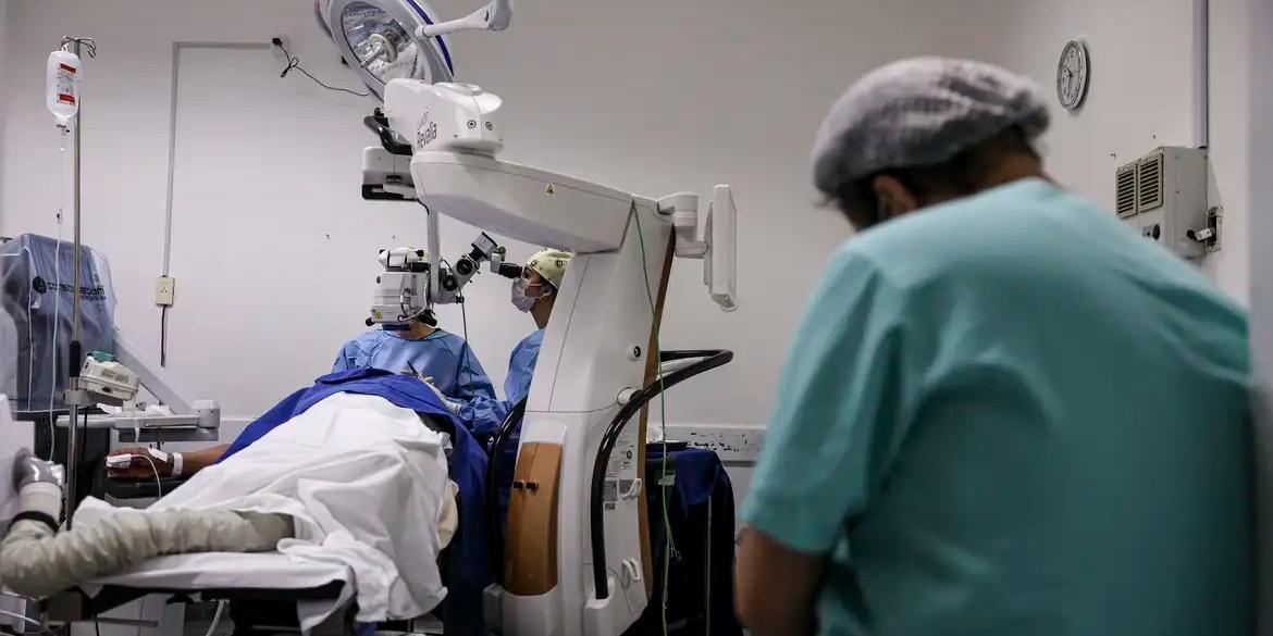 Atualmente, o Brasil produz em torno de 45% das necessidades nacionais em medicamentos, vacinas, equipamentos e dispositivos médicos, materiais e outros insumos e tecnologias em saúde. A meta é elevar a produção a 50% até 2026 e a 70% até 2033 (Marcelo Camargo/Agência Brasil)