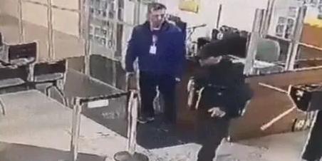 Detento, após o crime, vestiu a farda do policial penal para sair do hospital (Reprodução/Vídeo)