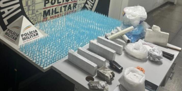 Drogas, balança e rádios comunicadores foram apreendidos durante a ação policial (PMMG/Divulgação)