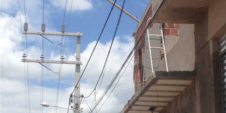 Entre as principais causas de acidentes estão obras prediais, ligações clandestinas, furto de cabos, manuseio de equipamentos agrícolas próximos à rede, além de cabos energizados no solo e improvisos em instalações domésticas (Reprodução/Redes Sociais)