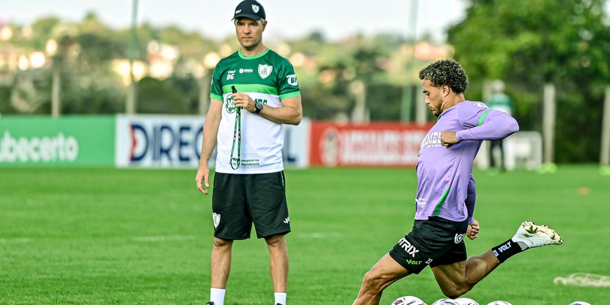 Sem técnico, Giacomini comanda interinamente os trabalhos no América (Mourão Panda / América)