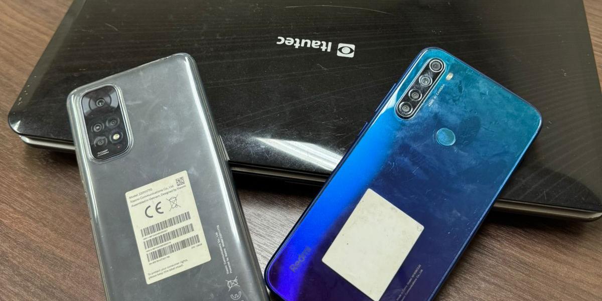 Celular com imagens explicitas envolvendo criança, outro aparelho telefônico e um notebook foram apreendidos durante operação policial em Formiga, região Centro-Oeste de Minas (Divulgação/PCMG)