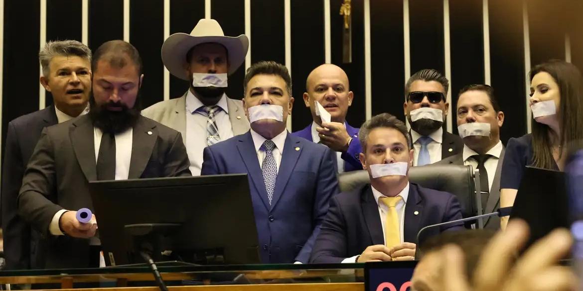 Deputados de oposição fazem ato tampando a boca com esparadrapo durante sessão da Câmara dos Deputados (José Cruz/Agência Brasil)