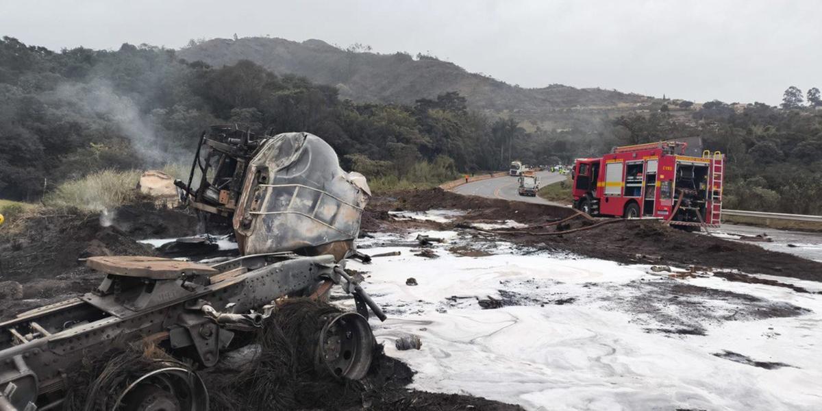 Carreta carregada de combustível pegou fogo no Km 604 por volta de 7h30 (Corpo de Bombeiros/Divulgação)