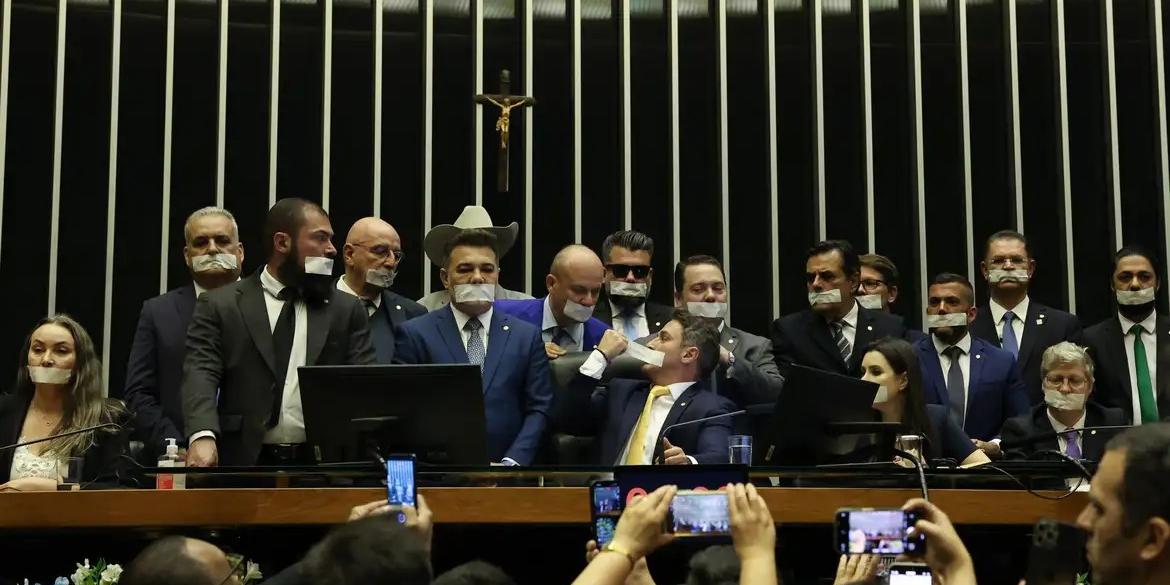 Nesta terça-feira, após decretada  prisão domicilia do ex-presidente Jair Bolsonaro, a oposição reunida no Congresso Nacional ocupou as mesas diretoras dos plenários do Senado e da Câmara (José Cruz/Agência Brasil)