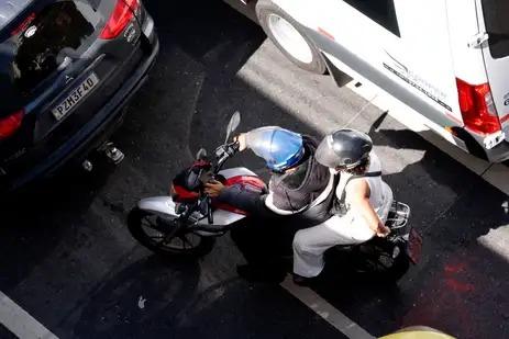 Motociclistas de aplicativos transitam pelas ruas do centro do Rio (Tânia Rêgo/Agência Brasil)