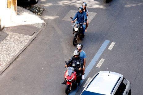 Motociclistas de aplicativos transitam pelas ruas do centro do Rio (Tânia Rêgo/Agência Brasil)