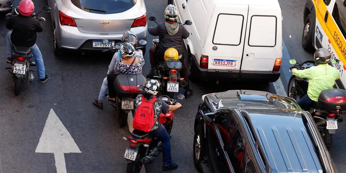 O número de veículos motorizados de duas rodas cresceu 42% de 2015 a 2024, quando atingiu o patamar de 35 milhões de unidades no país. Só no ano passado, o número de motos vendidas aumentou 18,6%, alcançando o maior patamar desde 2011 (Tânia Rêgo/Agência Brasil)