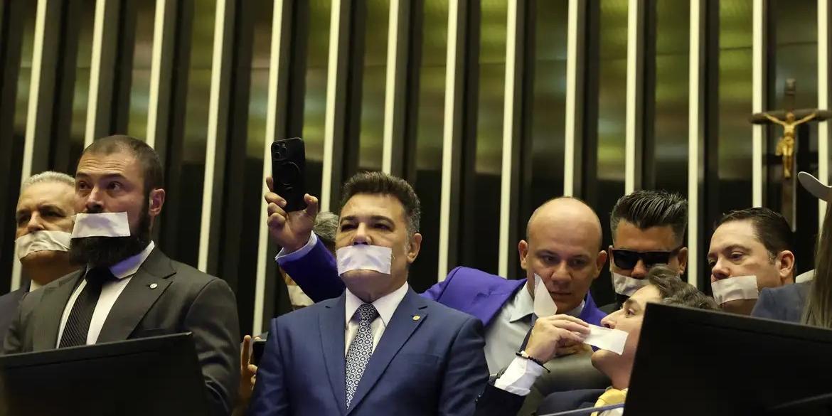 Deputados e senadores de oposição pernoitaram nos plenários da Câmara e do Senado, na madrugada desta quarta-feira (6), para manter a ocupação das mesas diretoras das Casas, inviabilizando a retomada dos trabalhos legislativos (José Cruz/Agência Brasil)